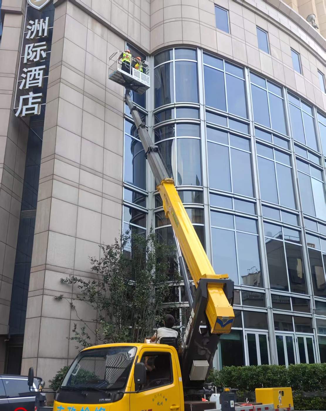 高空车安装玻璃幕墙(伏波施工实拍)