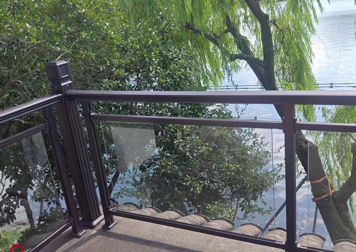 黑色金属玻璃护栏